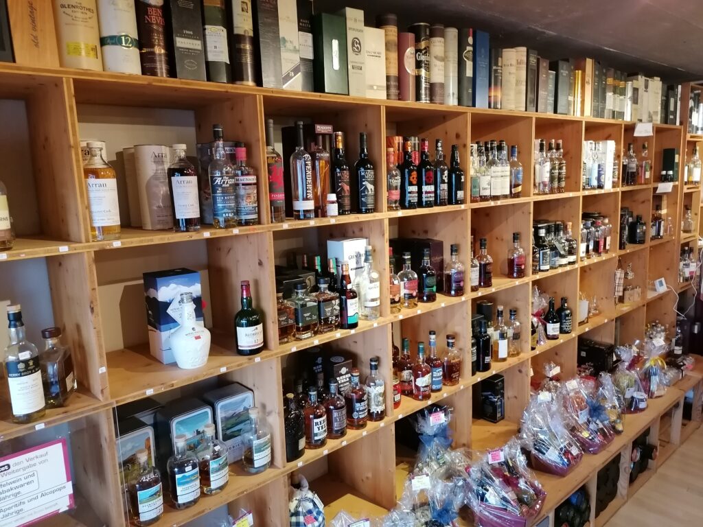 eine grosse Auswahl an weiteren Whisky ist im Laden erhältlich